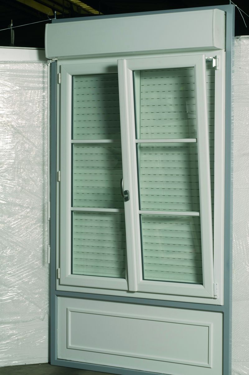 Fenêtre en PVC blanc avec volet roulant store enroulement intérieur à Toulouse