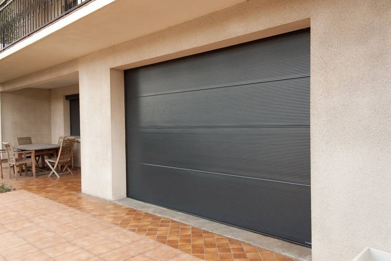 Porte de garage sectionnelle grise, sur-mesure, moderne et design à Toulouse