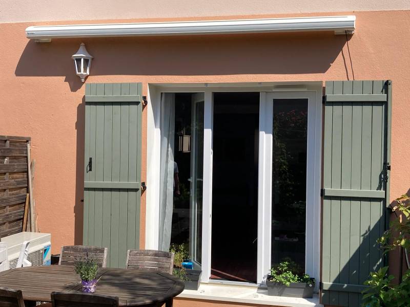 Store banne protection solaire efficace près de Balma