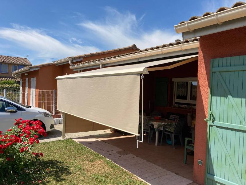 Store banne avec toile acrylique par Fenêtres et Vérandas Toulousaines