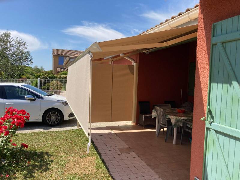 Store banne avec toile acrylique posé par nos poseurs sur Toulouse